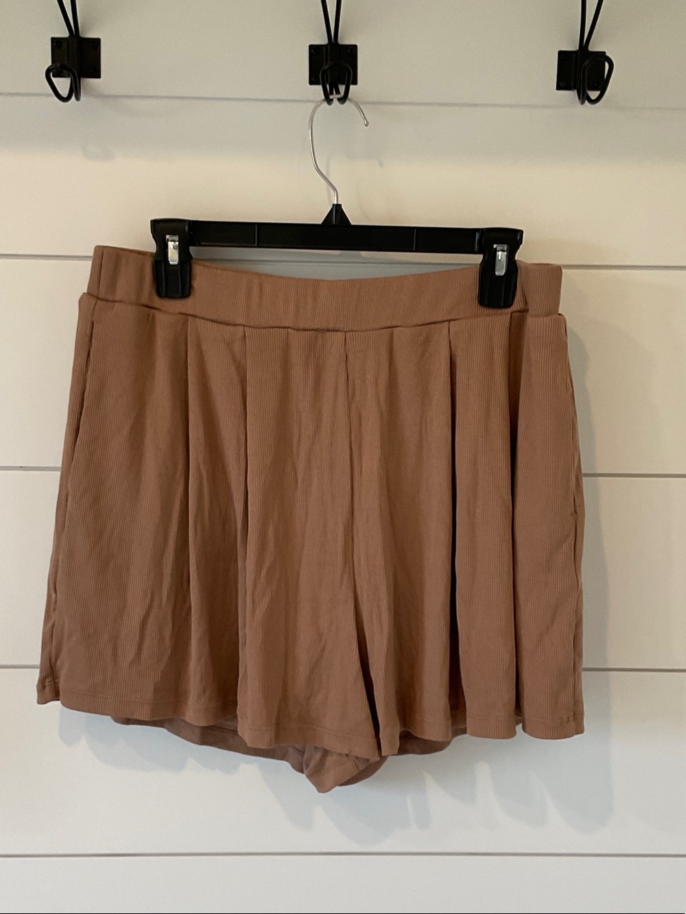 HALARA Pleated Built-In Shorts in Tan Size L - Picture 5 of 8